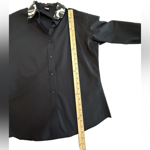 Pearly Vine Women's Black Button-Up Blouse. Medium - Picture 9 of 10